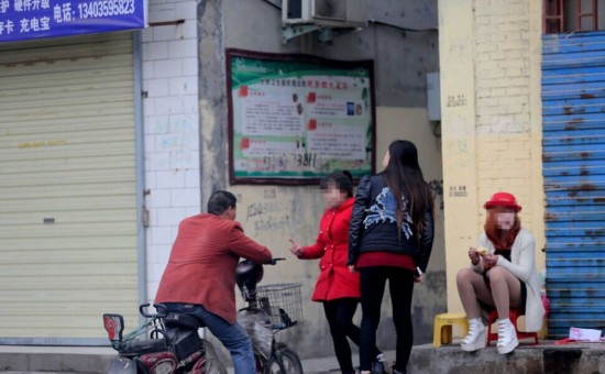 邱隘最新站街女现象揭秘，背后真相探究