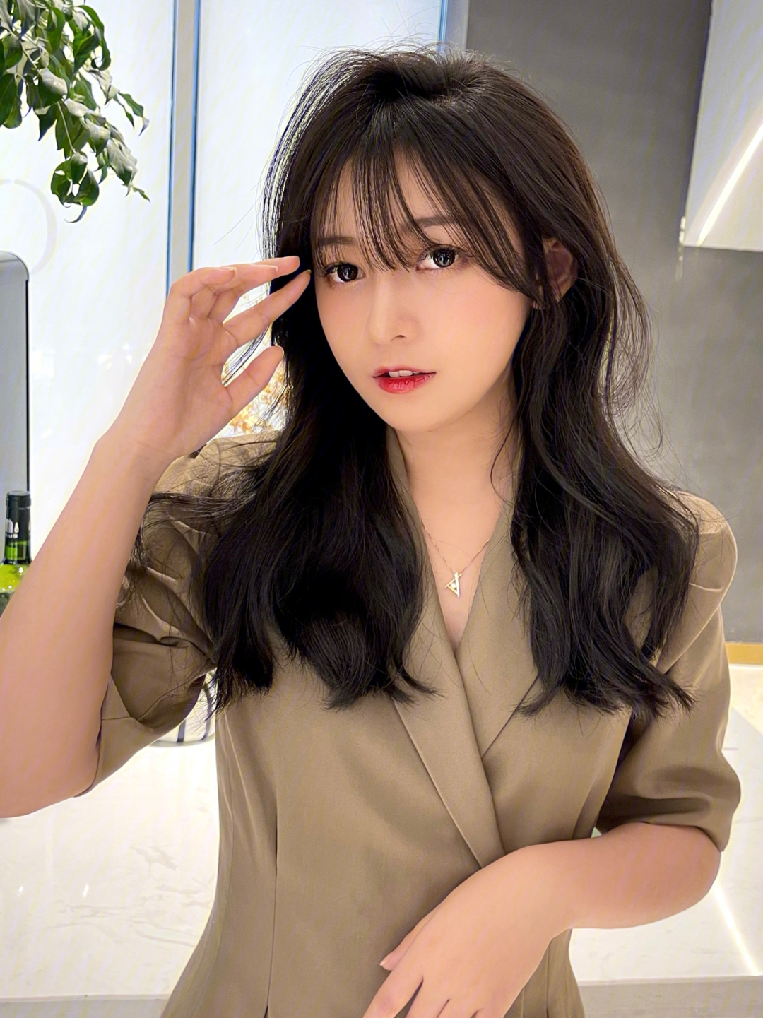 最新烫发女生中长发时尚指南，打造迷人发型新风尚